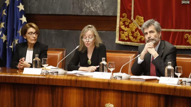 La vocal del CGPJ Concepción Saez, a la izquierda, junto a Carlos Lesmes y Clara Martínez.