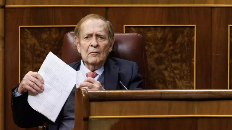 Imagen de Ramón Tamames sujetando su discurso en la moción de censura, a 22 de marzo de 2023.