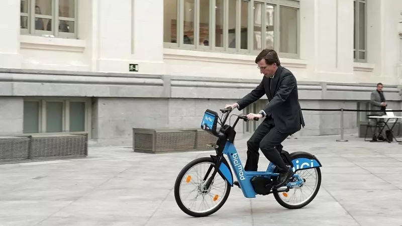 El alcalde de Madrid, José Luis Martínez-Almeida pedalea una de las nuevas bicicletas de BiciMad en la presentación de la reforma del servicio de transporte.