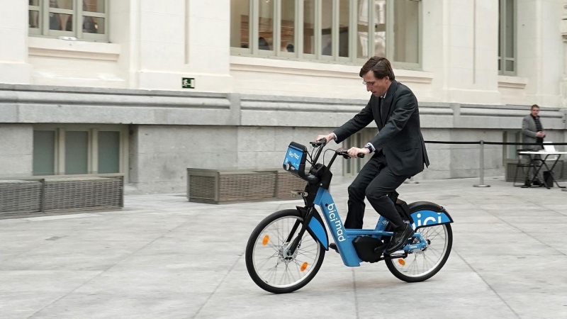 El alcalde de Madrid, José Luis Martínez-Almeida pedalea una de las nuevas bicicletas de BiciMad en la presentación de la reforma del servicio de transporte.