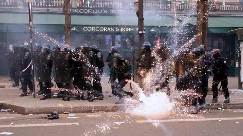 Fuegos artificiales impactan contra las fuerzas de seguridad en la manifestación contra la reforma de las pensiones en París, a 23 de marzo de 2023.