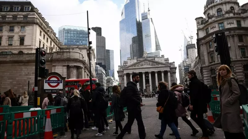 Los peatones pasan por delante de la sede del Banco de Inglaterra, en la City (el distrito financiero) de Londres. REUTERS/Henry Nicholls.