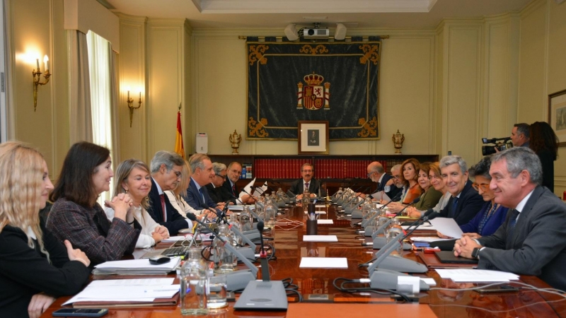 Los miembros del CGPJ. En el centro de la imagen, el presidente interino, Rafael Mozo. Al fondo a la izquierda, el vocal progresista Álvaro Cuesta y la quinta comenzando desde el fondo, la otra vocal que ha dimitido, Concepción Sáez.