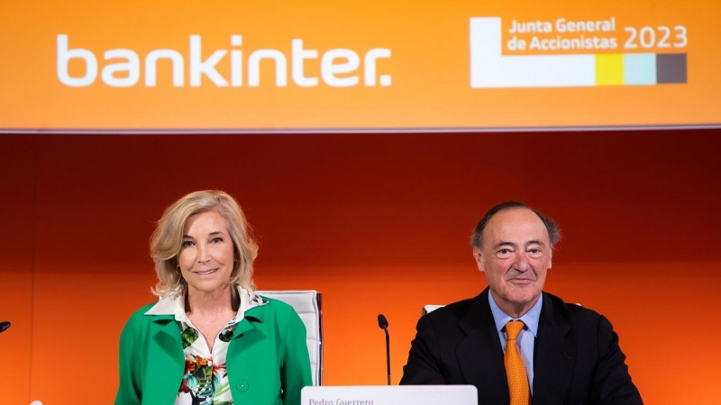 La consejera delegada de Bankiner, María Dolores Dancausa (i), y el presidente de la entidad, Pedro Guerrero, en la junta de accionistas.