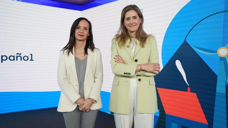 La presidenta de Redeia (antigua Red Eléctrica de España), Beatriz Corredor, junto con la secretaria de Estado de Energía, Sara Aagesen.
