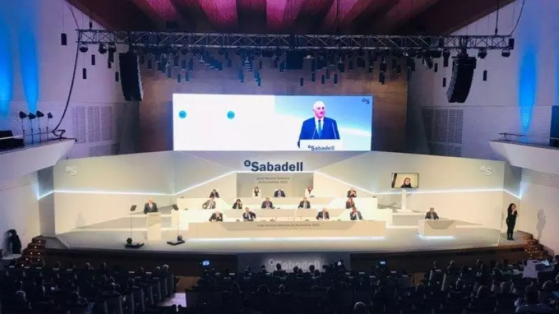 El presidente de Banco Sabadell, Josep Oliu, durante su intervención en la junta de accionistas de la entidad, celebrada en Alicante.