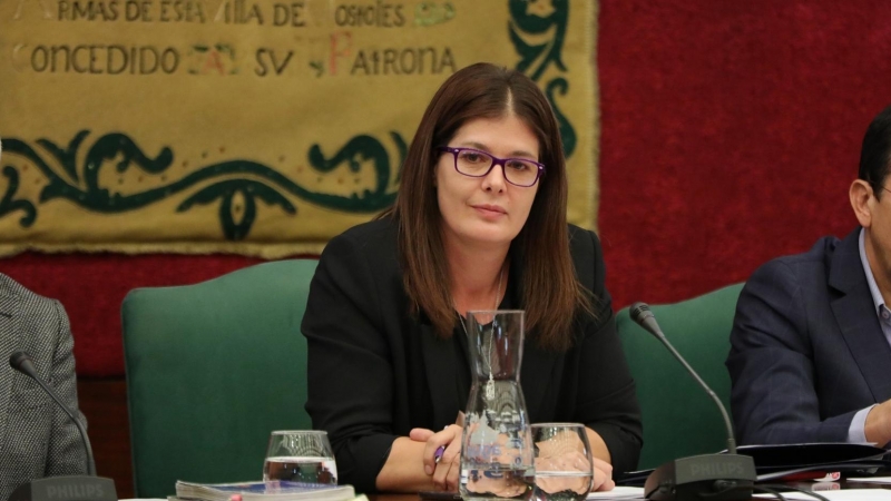 La alcaldesa de Móstoles, Noelia Posse, durante el pleno extraordinario en el que se decide si sale adelante su reprobación por la polémica generada por las designaciones para cargos de confianza de familiares y amigos, en Móstoles/ Madrid (España), a 21