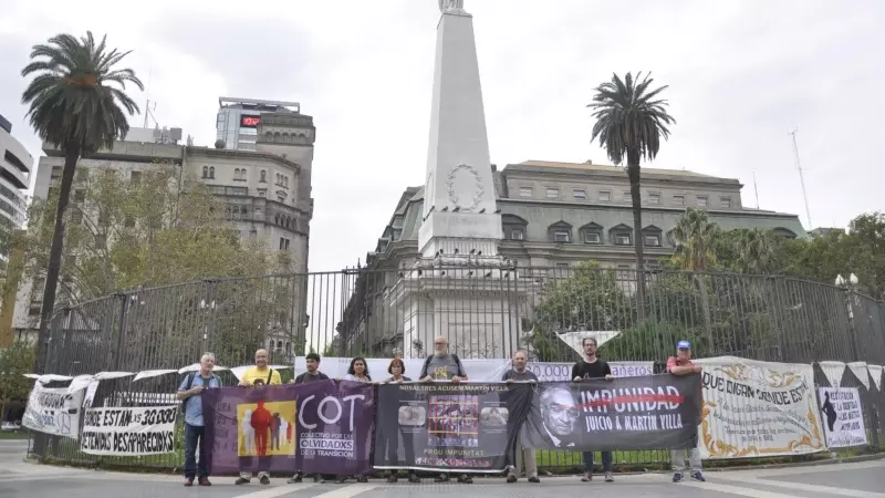 Representantes del Colectivo por los Olvidados de la Transición (COT) y de la asociación 'Todos los niños robados son también mis niños' en la Plaza de Mayo de Buenos Aires.