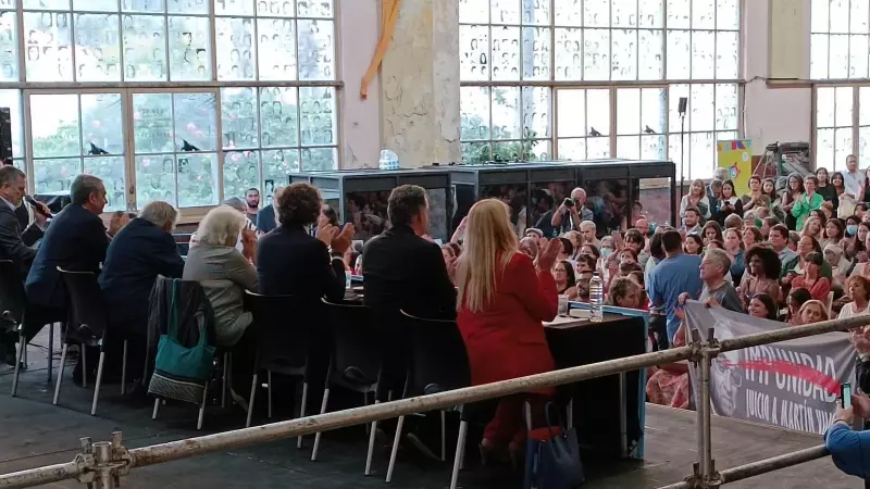 Rodríguez Zapatero, junto al expresidente de Uruguay José 'Pepe' Mujica y la exsenadora Lucía Topolansky, frente a la pancarta referente a Martín Villa.