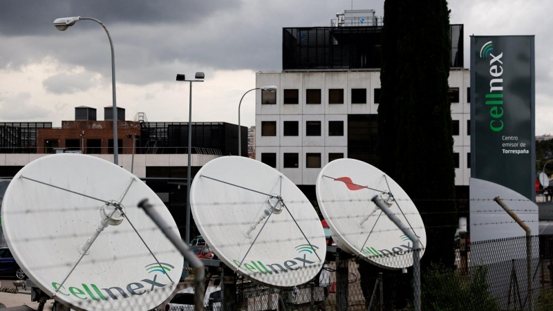 Antenas de telecomunicaciones de Cellnex en su centro de operaciones en Madrid Torrespaña, donde se encuentra el popular 'Pirulí'. REUTERS/Susana Vera