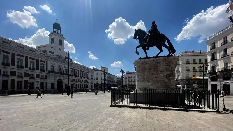 Vista de la estatua ecuestre de Carlos III en la Puerta del Sol, en Madrid.