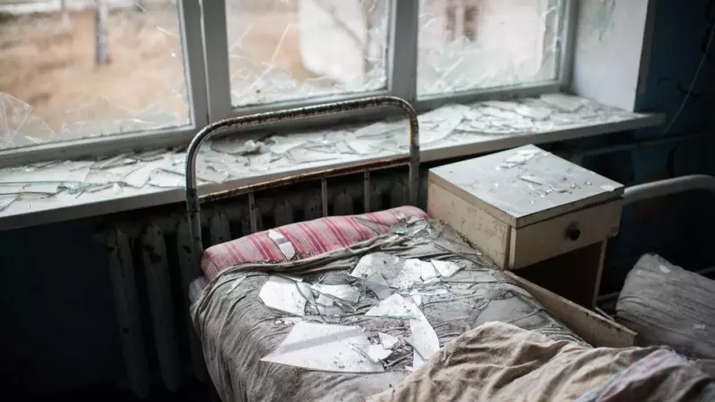 Cristales rotos sobre una cama del hospital de Lyman, en la región ucraniana de Donetsk.