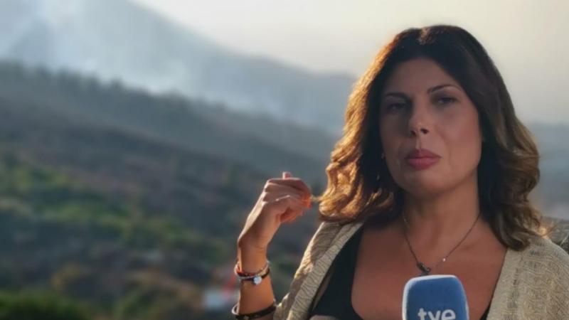 Francisca González, reportera de RTVE durante una retransmisión para informar de la erupción del volcán de La Palma.