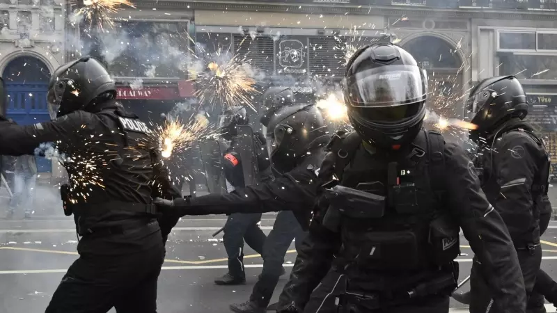 Fuegos artificiales impactan contra los cuerpos de seguridad franceses en las manifestaciones contra la reforma de las pensiones en París, a 23 de marzo de 2023.