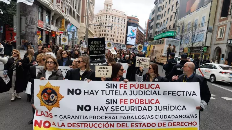 Un grupo de letrados de la Administración de Justicia (LAJ) sujetan una pancarta durante una manifestación en Madrid, a 9 de marzo de 2023.