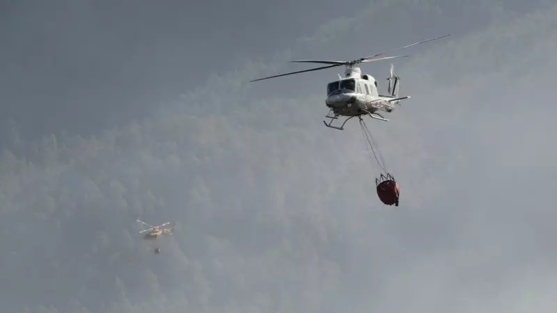 Los helicópteros que trabajan en la extinción del incendio forestal que afecta a la provincia de Castelló.