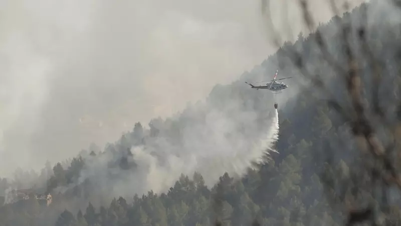 25/03/2023. Un helicóptero trabaja en la extinción del incendio en la zona de los Peiros, en la provincia de Teruel, a 25 de marzo de 2023.