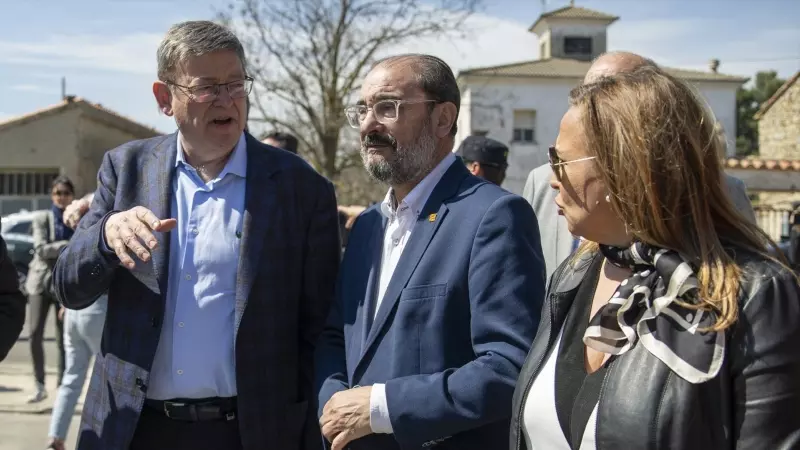 25/03/2023. Ximo Puig y Javier Lambán, durante su visita al centro de mando en el incendio forestal, a 25 de marzo de 2023, en Barracas.