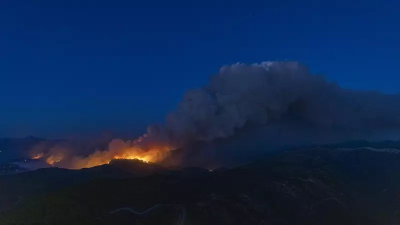 25/03/2023. Fuego del incendio forestal originado en Villanueva de Viver visto desde el pico de Santa Bárbara, a 24 de marzo de 2023