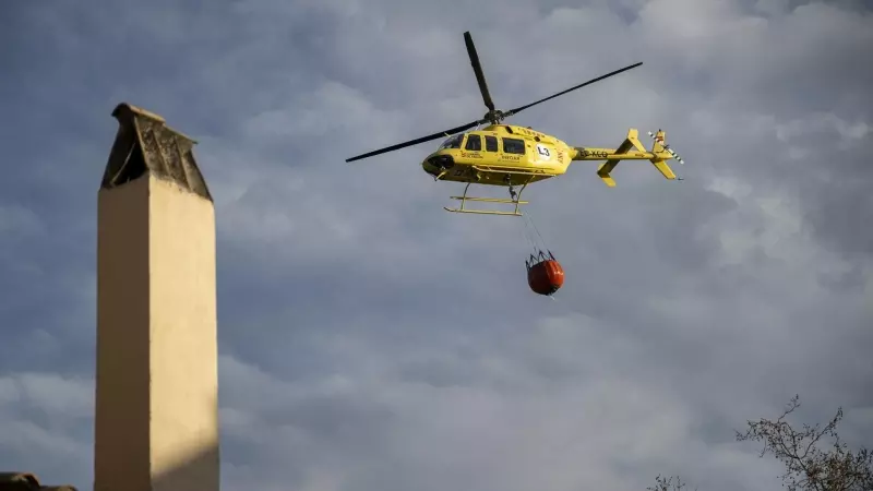 25/03/2023. Un helicóptero con una cuba de agua para apagar el incendio forestal originado en Villanueva de Viver, a 24 de marzo de 2023.