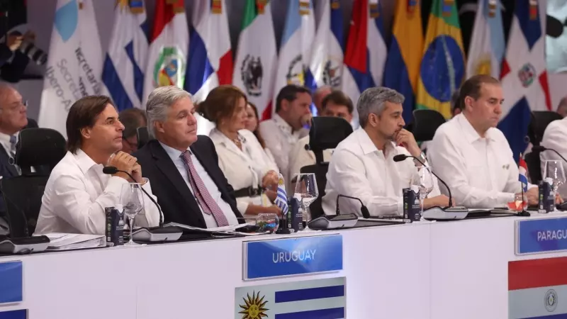 Las delegaciones de Uruguay y Paraguay participan en la sesión plenaria de la XXVIII Cumbre Iberoamericana.