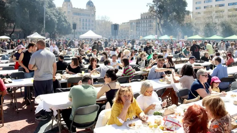 26/03/2023 - La calçotada multitudinària que s'ha fet a la plaça Catalunya de Barcelona en defensa de la sobirania alimentària.