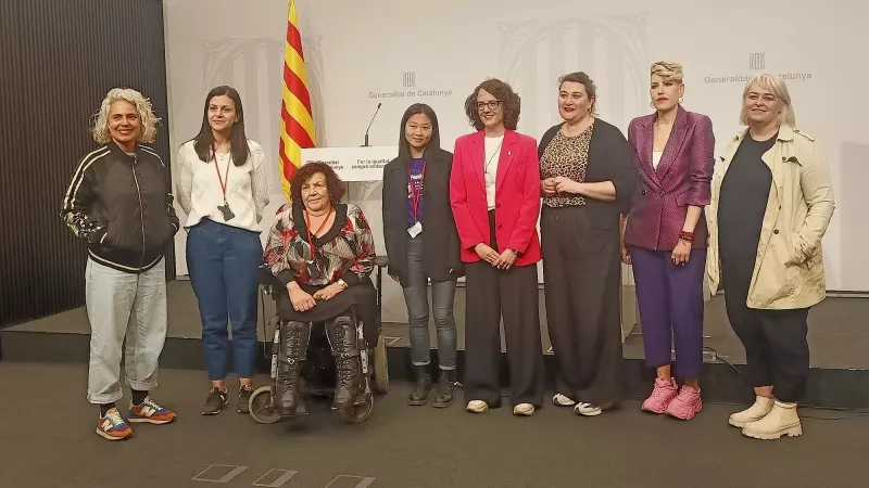 La consellera Tània Verge i la presidenta de l'Institut Català de les Dones, Meritxell Benedí, acompanyades d'activistes en la presentació del pla.