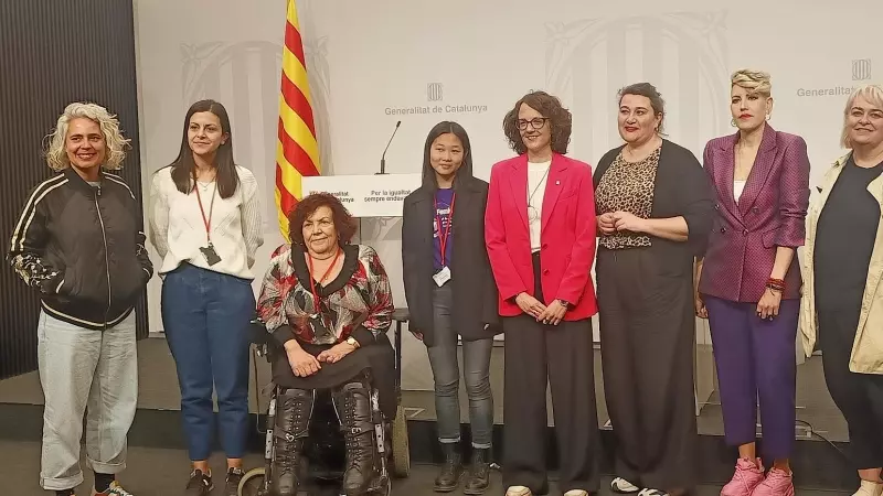 La consellera Tània Verge i la presidenta de l'Institut Català de les Dones, Meritxell Benedí, acompanyades d'activistes en la presentació del pla.