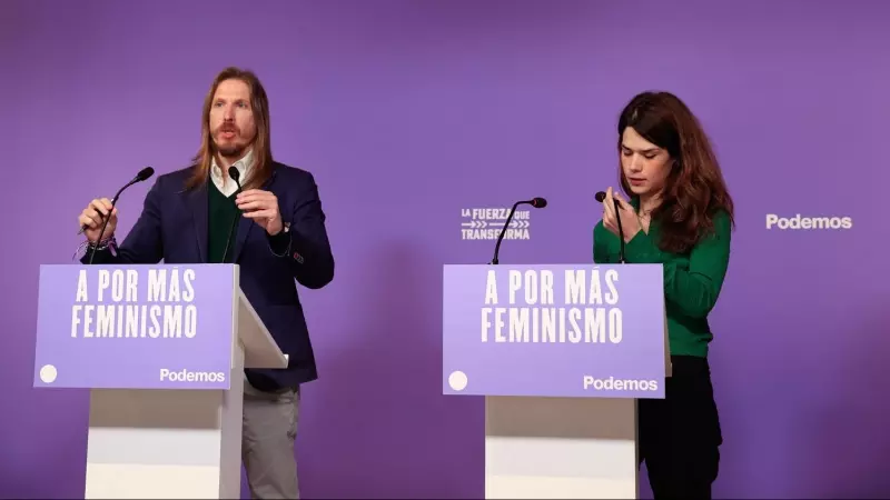 27/03/2023.- Los portavoces de Podemos, Isa Serra y Pablo Fernández, durante la rueda de prensa ofrecida este lunes en la sede de la formación, en Madrid. EFE/ Zipi