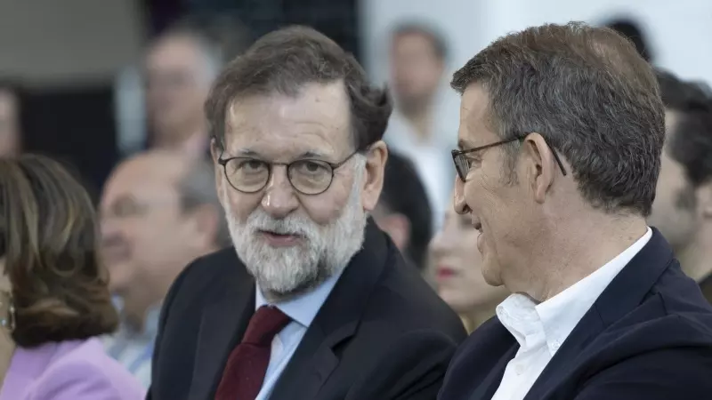 El expresidente del Gobierno Mariano Rajoy (i) y el presidente del Partido Popular, Alberto Núñez Feijóo (d), conversan durante la clausura de la 26 Intermunicipal del Partido Popular (PP), a 5 de febrero de 2023, en Valencia