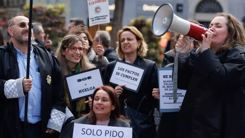 Un grupo de letrados de la Administración de Justicia (LAJ) sujetan varias pancartas durante una manifestación en Madrid, a 9 de marzo de 2023.