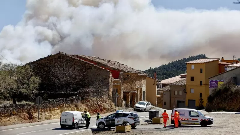 La Guardia Civil y miembros de emergencias en la entrada a Villanueva de Viver (Castelló), durante el incendio que ha calcinado cerca de 4000 hectáreas, a 27 de marzo de 2023.