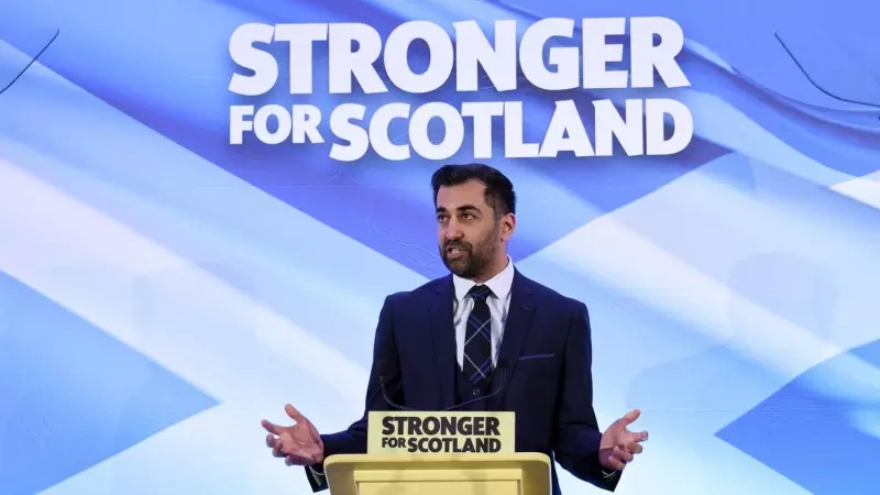 El nuevo líder del Partido Nacional Escocés, Humza Yousaf, durante su primer discurso en el estadio de Murrayfield  de Edimburgo.