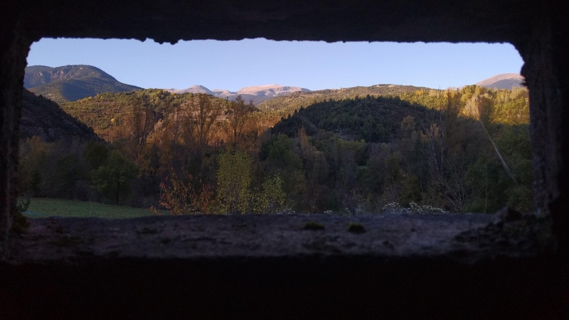 Vista de l'interior d'un búnquer al Parc dels búnquers de Martinet i Montellà