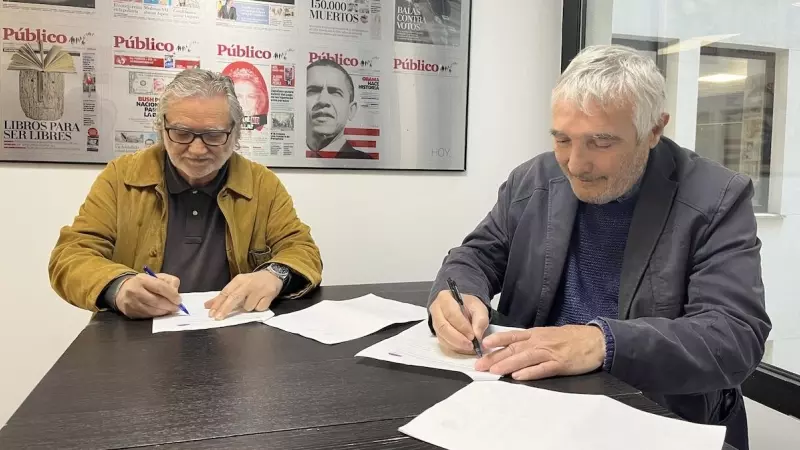 Fernando Lezcano (izqda.), presidente de la Fundación cultural 1º de Mayo, junto a Orencio Osuna (dcha.), director de la Fundación Estudios y Debate Espacio Público, rubrican el acuerdo de colaboración, a 27 de marzo de 2022.