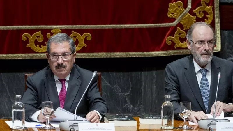 (I-D) El presidente interino del Consejo General del Poder Judicial (CGPJ), Rafael Mozo; el vocal de CGPJ, Álvaro Cuesta Martínez, en la presentación del libro ‘El derecho y la Inteligencia Artificial’ en el Consejo General del Poder Judicial, a 10 de ene