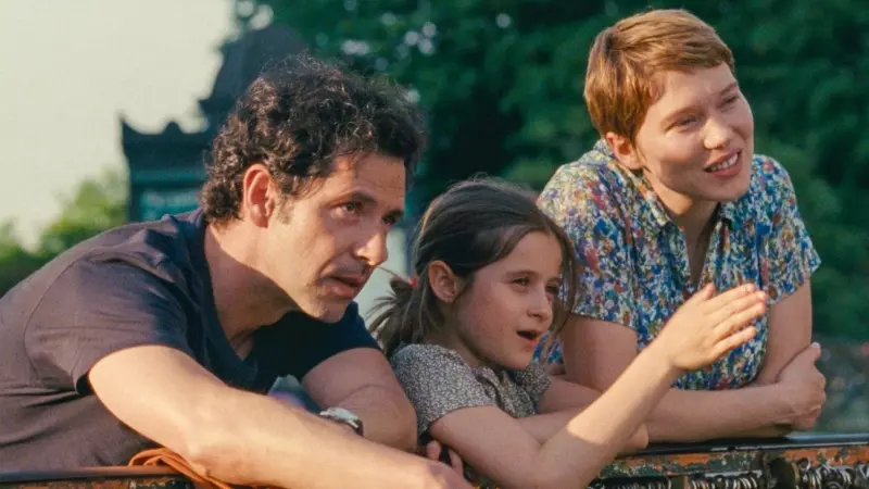 Melvil Popupaud, la pequeña Camille Leban Martins y Léa Seydoux, en una escena de la película.