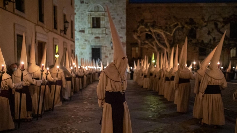 Nazarenos del Cristo Yacente en la procesión que lleva su nombre, a 15 de abril de 2022, en Zamora, Castilla y León