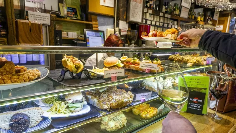 Barra de pinchos en un bar de Aranda de Duero, en enero de 2022.