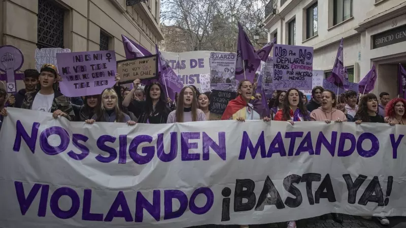 Centenares de mujeres con pancartas durante una manifestación convocada por el Sindicato de Estudiantes por el 8 de marzo de 2023, en Sevilla.