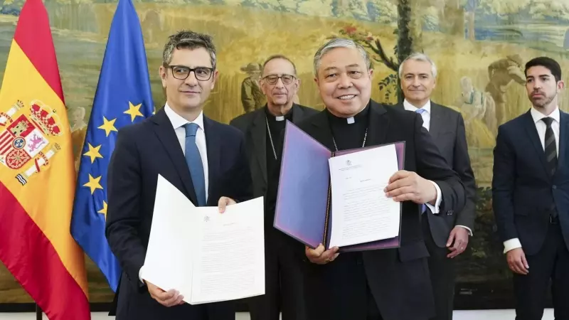 El ministro de la Presidencia, Félix Bolaños (i), intercambia documentos con el Nuncio en España, el arzobispo Bernardito Auza (d), durante un encuentro celebrado este miércoles en Madrid