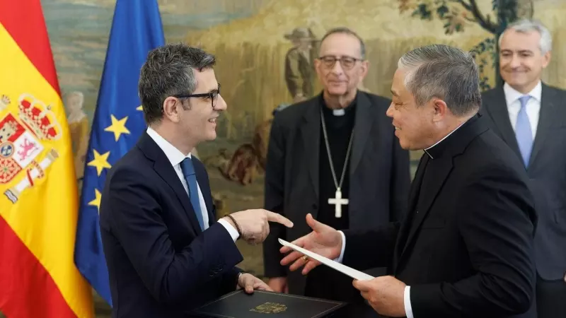 El ministro de la Presidencia, Relaciones con las Cortes y Memoria Democrática, Félix Bolaños (i) y el Nuncio Apostólico, Monseñor Bernardito Auza (c), durante un cambio de notas, en el Palacio de Santa Cruz, a 29 de marzo de 2023, en Madrid