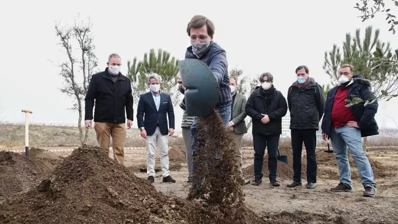 El alcalde de Madrid, José Luis Martínez-Almeida, planta un árbol en enero de 2021 en el Parque Central de Valdebebas.