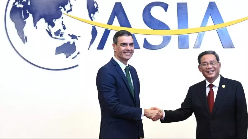 El presidente del Gobierno español, Pedro Sánchez, y el primer ministro chino, Li Qiang, se saludan este jueves en Boao, China, durante la celebración del Foro Económico de Boao.