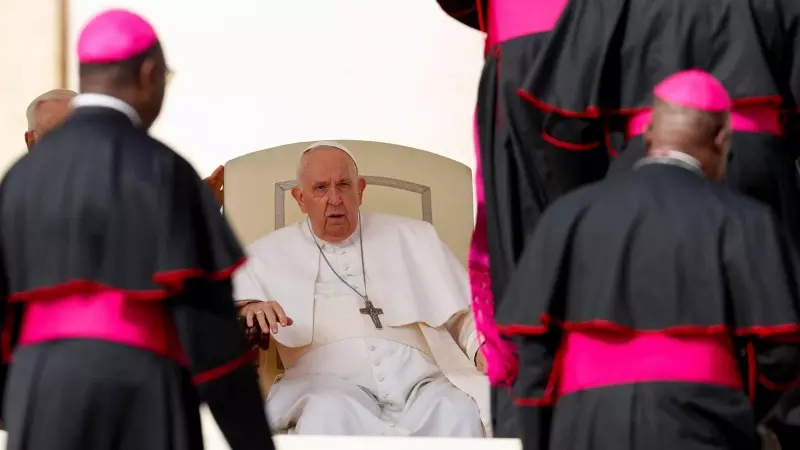 El papa Francisco, sentado, observa a varios obispos en una audiencia en el Vaticano, a 22 de marzo de 2023.