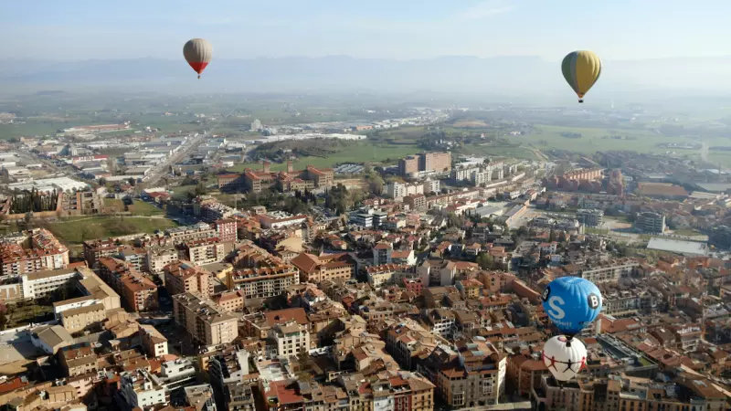 30-3-2023 Pla general de globus sobrevolant la plana de Vic el 25 de març del 2021 en el Torneig Internacional de Globus del Mercat del Ram