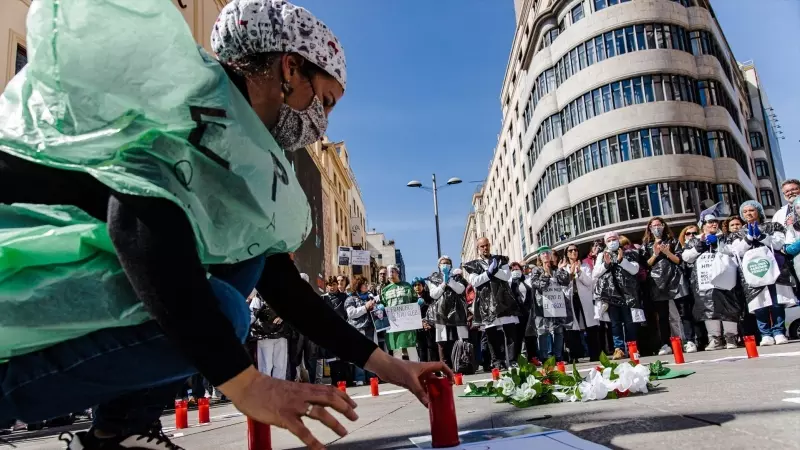 Médicos y pediatras de Atención Primaria y Urgencias Extrahospitalarias homenajean a los sanitarios muertos por Covid durante una manifestación para reclamar mejoras en el primer nivel asistencial, a 15 de marzo de 2023, en Madrid (España).
