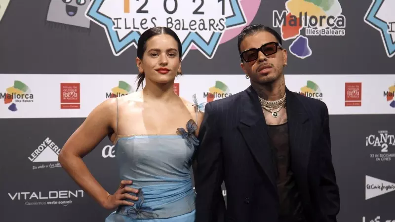 Los cantantes Rosalía y Rauw Alejandro, posan en el photocall de los 40 Music Awards 2021 en el Velèdrom de Palma,  en noviembre de 2021. E.P./Isaac Buj