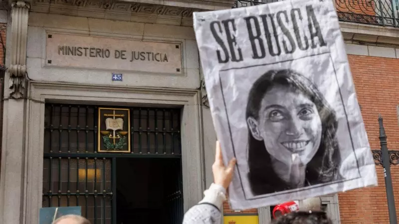 Un letrado de la Administración de Justicia sujeta un cartel con la cara de la ministra de Justicia durante una manifestación desde Callao a San Bernardo 45, a 9 de marzo de 2023, en Madrid.