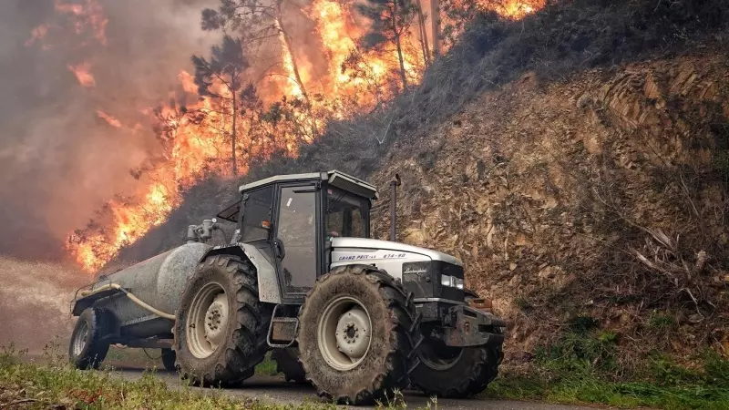 Un tractor en el incendio de los concejos de Valdes y Tineo,  en Asturias. E.P./Xuan Cueto